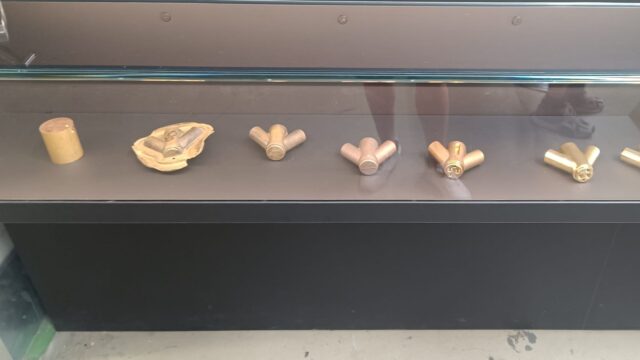 Esta semana hemos estado en Alemania formándonos con la prestigiosa marca @dornbracht_official, referente internacional en grifería de alta gama, wellness y tecnología del agua.
🔧 Durante la formación, hemos podido ver de cerca el proceso completo de fabricación de sus griferías, así como realizar prácticas de reparación de grandes rociadores de techo multifunción, con sistemas de chorros, luces y funciones inteligentes de ducha.
💡 Conocer de primera mano sus innovaciones, sistemas de instalación y soluciones para spas y baños de lujo nos permite seguir ofreciendo lo mejor a nuestros clientes en cada proyecto.
🌍 Apostamos por la formación continua y por estar siempre al día en las últimas tendencias y tecnologías del sector.
📍Trabajamos en Marbella, Cádiz, Huelva y Sevilla. Somos especialistas en instalación, reparación y mantenimiento de spas, wellness y zonas de agua.
#Dornbracht #FormaciónProfesional #SpasDeLujo #WellnessTech #ReparaciónSpa #Marbella #Cádiz #Huelva #Sevilla #GriferíaPremium #WellnessExperience #SpaLife #ArquitecturaDelAgua #TécnicosEspecializados #MarbellaWellness #BañosDeLujo #DuchaInteligente #TecnologíaDelAgua #RociadoresDeTecho #SmartShower #FormaciónContinua