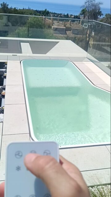 Hoy hemos atendido en Marbella esta preciosa piscina/spa desbordante de #zucchettikos, le hemos cambiado la electrovalvula de autollenado.
¿Que te parece el diseño? ¿te gusta?
Poder disfrutar de un baño caliente en invierno contemplando el mar es maravilloso.
#marbella #marbellarealestate